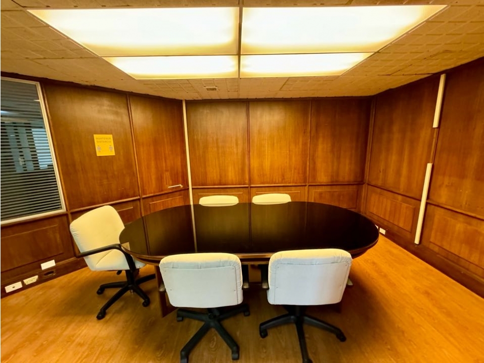 Renta oficina semi-amoblado Plataforma Financiera La Carolina 210 m2