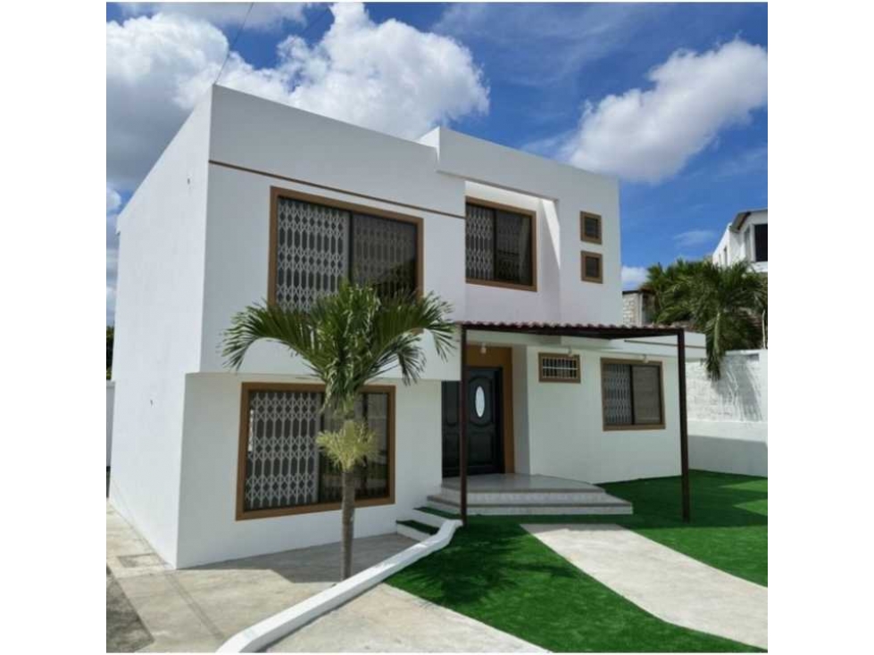 Casa de venta o alquiler en Manta sector sur en urbanizacion