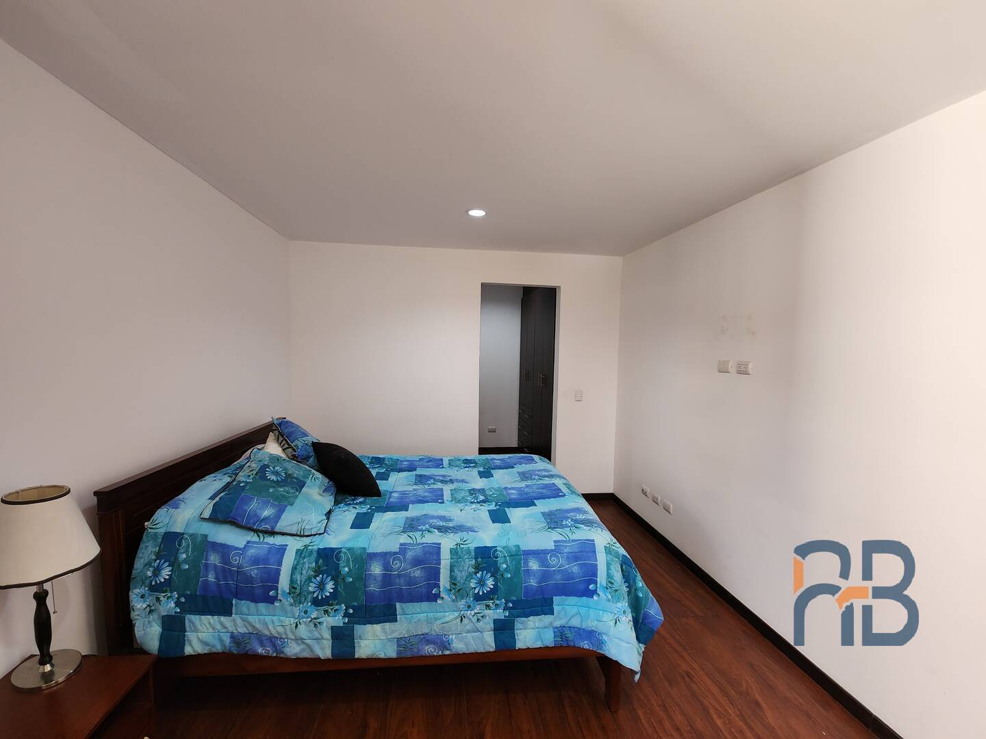 En arriendo departamento amoblado de 2 dormitorios Av. Gran Colombia